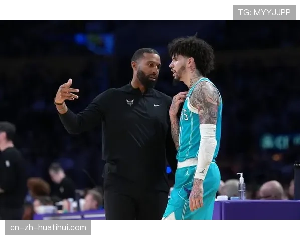 黄蜂进攻端三分投射果断 奇才防守端外线扑防不够坚决 黄蜂进攻端三分投射果断 奇才防守端外线扑防不够坚决